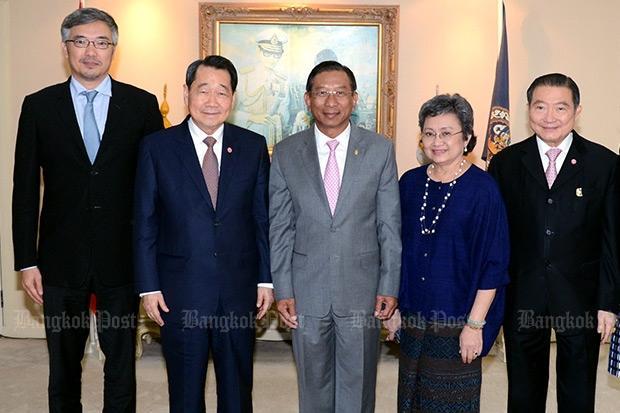 Dhanin Chearavanont and his family