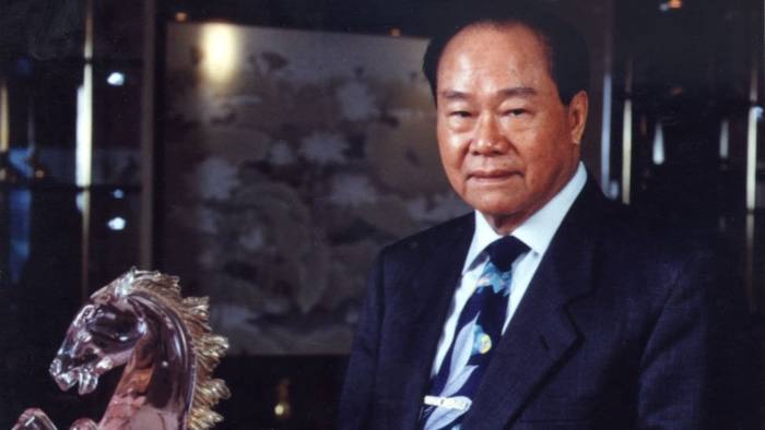 Eka Tjipta Widjaja, born in Quanzhou, China as Oei Ėk-Tjhong, was a Chinese-Indonesian banker and industrialist.Eka Tjipta Widjaja, born in Quanzhou, China as Oei Ėk-Tjhong, was a Chinese-Indonesian banker and industrialist.